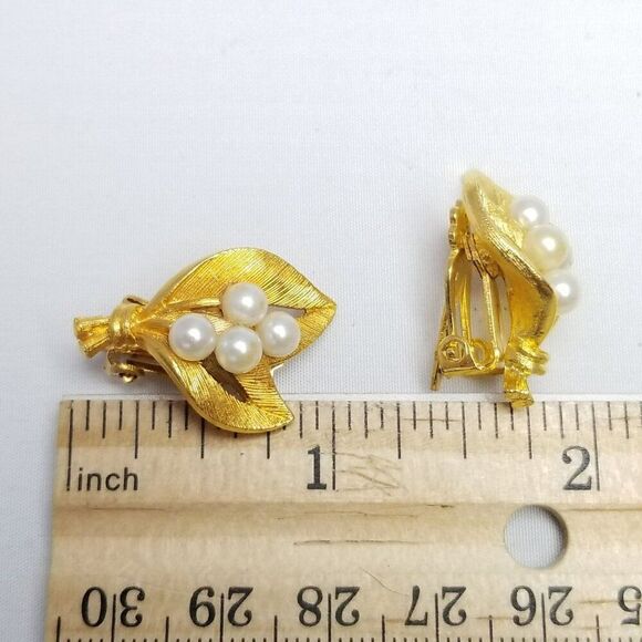 Vintage Leaf and Faux Pearl Clip On Earrings, Gold Tone 80s Style, Estate - Picture 4 of 6